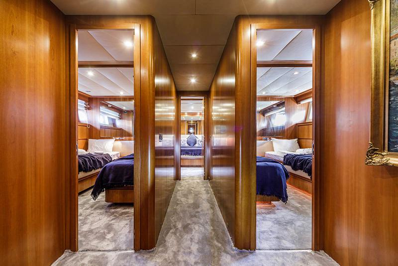 Book yachts online - motorboat - Falcon 115 - Sanref Falcon - rent