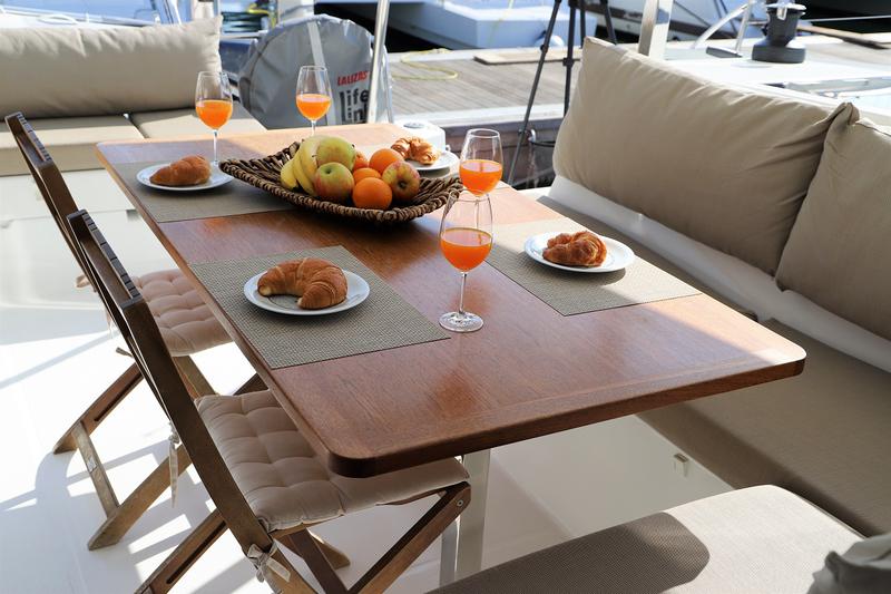 Book yachts online - catamaran - Lucia 40 - Minoris - rent