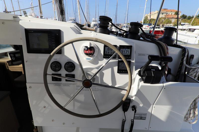 Book yachts online - catamaran - Lucia 40 - Minoris - rent
