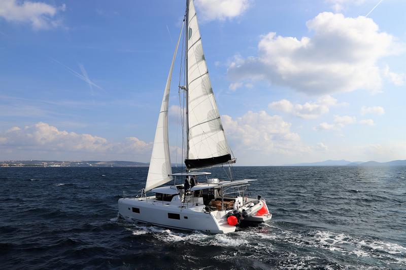 Book yachts online - catamaran - Lagoon 42 - Da Vinci - rent
