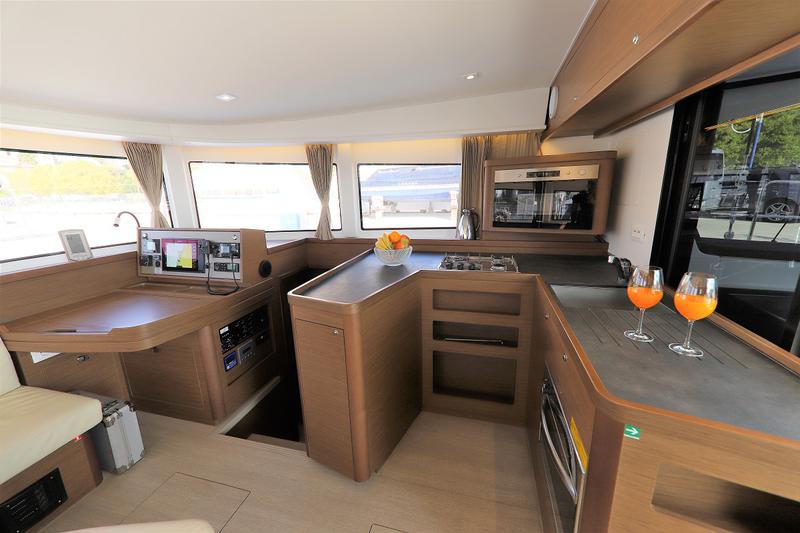 Book yachts online - catamaran - Lagoon 42 - Da Vinci - rent