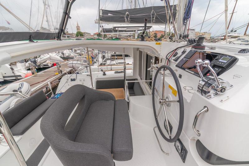 Book yachts online - catamaran - Lagoon 40 - Infinity - rent