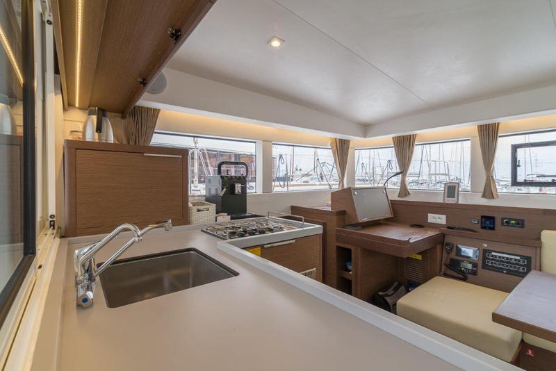 Book yachts online - catamaran - Lagoon 40 - Infinity - rent