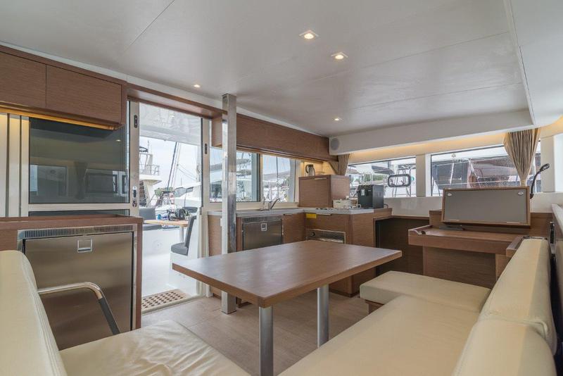 Book yachts online - catamaran - Lagoon 40 - Infinity - rent