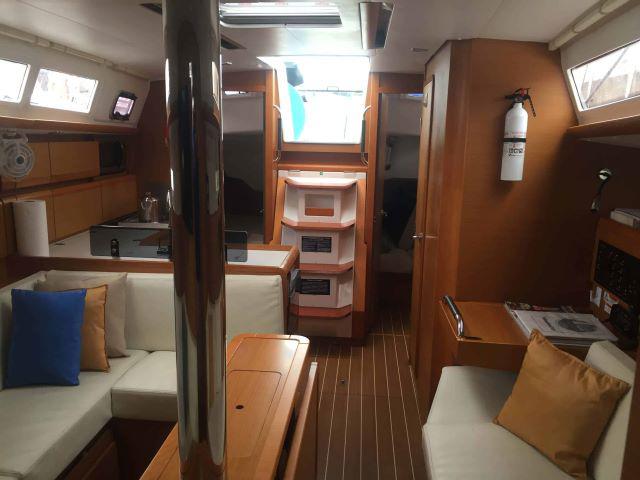 Book yachts online - sailboat - Jeanneau 379 - Anchored in Hope - rent