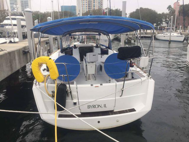 Book yachts online - sailboat - Jeanneau 379 - Anchored in Hope - rent