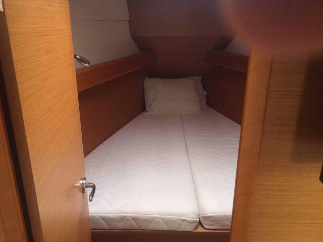 Book yachts online - sailboat - Jeanneau 379 - Anchored in Hope - rent
