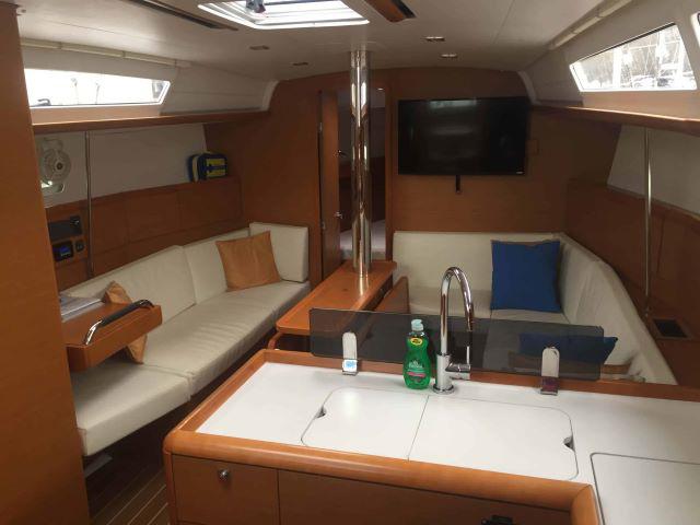 Book yachts online - sailboat - Jeanneau 379 - Anchored in Hope - rent