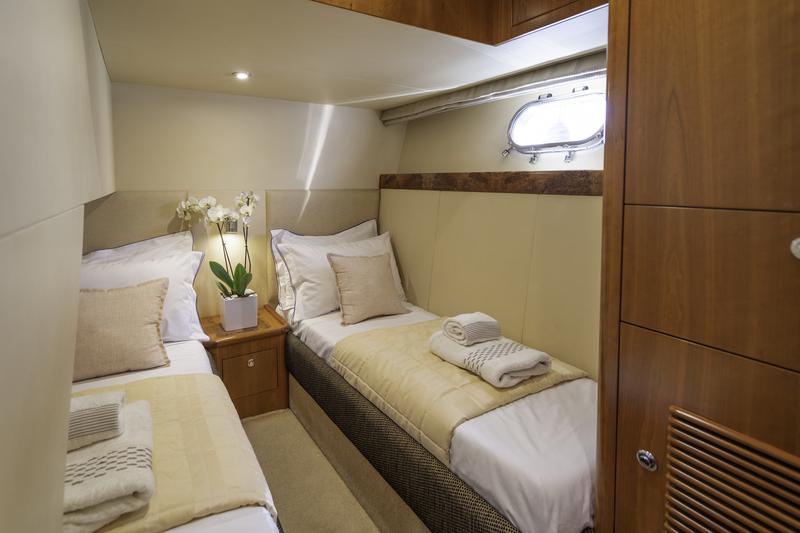 Book yachts online - motorboat - Majesty 50 - Estia Two - rent