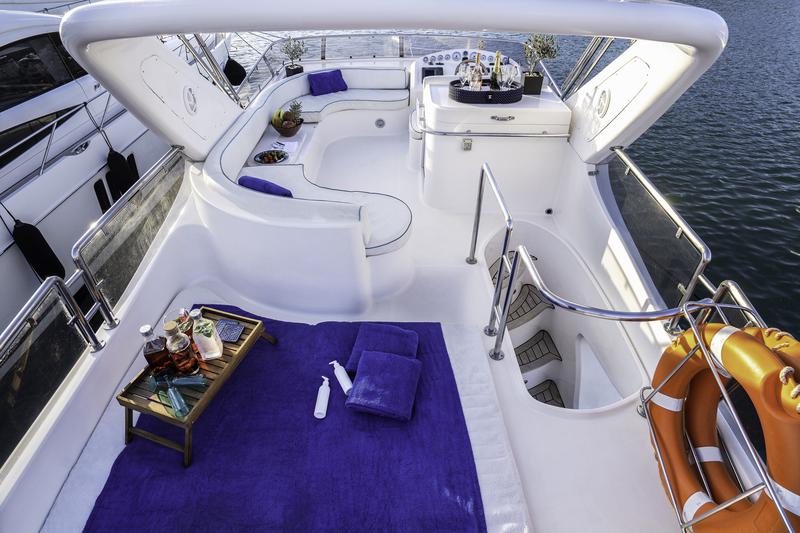 Book yachts online - motorboat - Majesty 50 - Estia Two - rent
