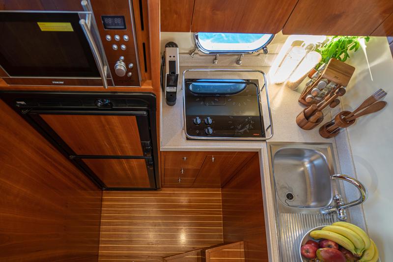 Book yachts online - motorboat - Majesty 50 - Estia Two - rent