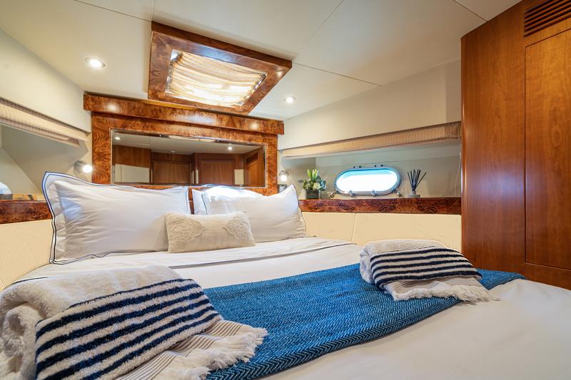 Book yachts online - motorboat - Majesty 50 - Estia Two - rent