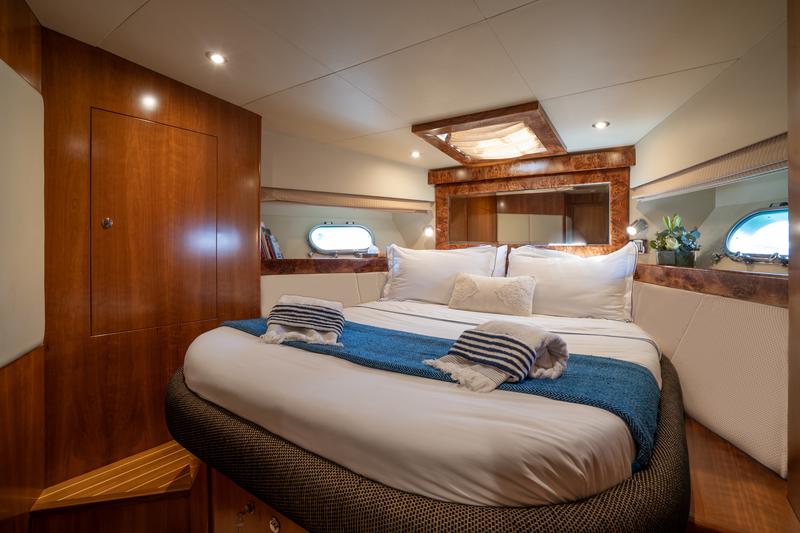 Book yachts online - motorboat - Majesty 50 - Estia Two - rent