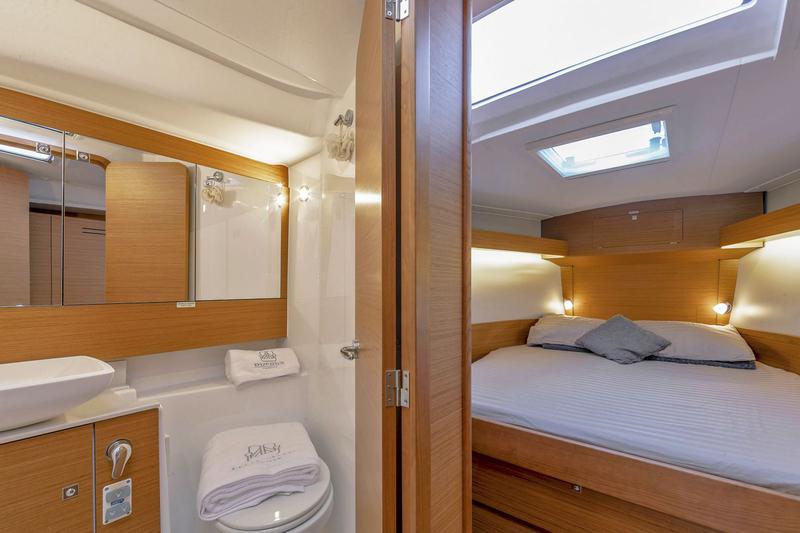 Book yachts online - sailboat - Dufour 430 Grand Large - Scarlet - rent
