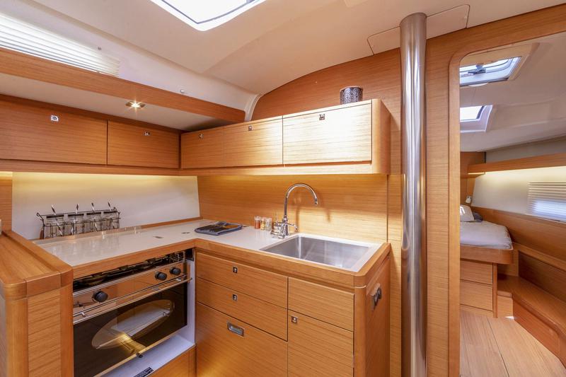 Book yachts online - sailboat - Dufour 430 Grand Large - Scarlet - rent