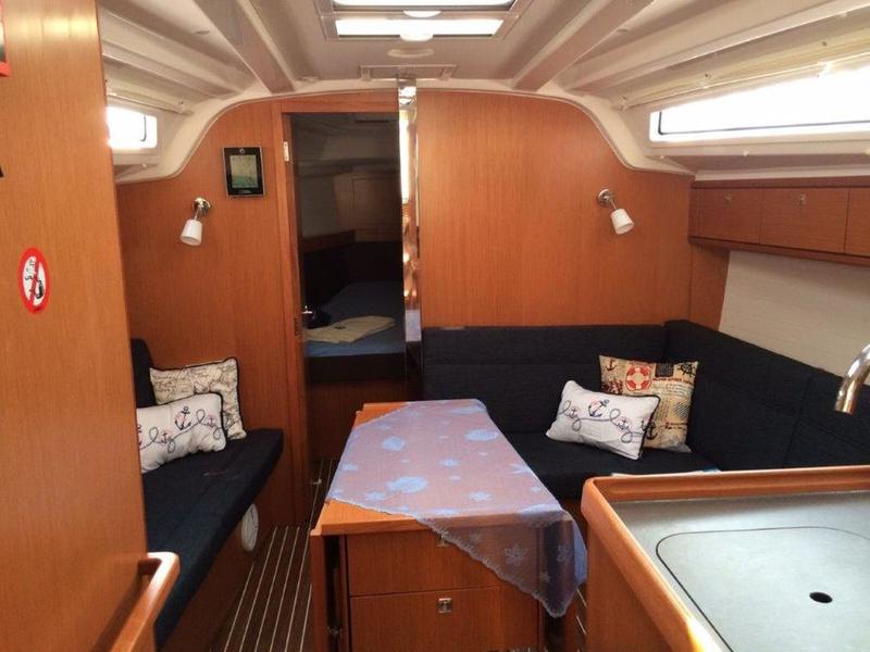 Book yachts online - sailboat - Bavaria Cruiser 37 - Almira - rent