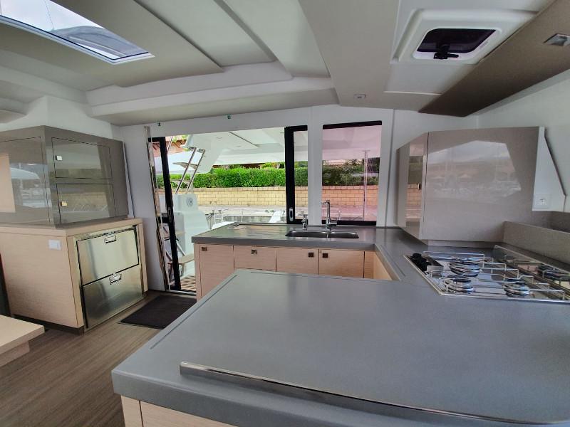 Book yachts online - catamaran - Astréa 42 - Muttley - rent