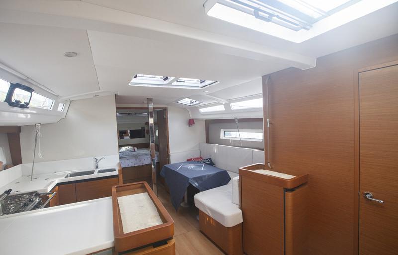 Book yachts online - sailboat - Sun Odyssey 440 - Celtic Breeze - rent