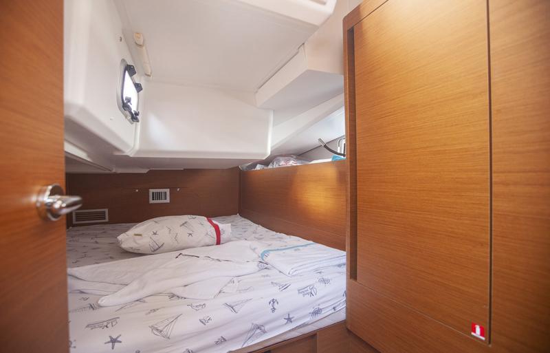 Book yachts online - sailboat - Sun Odyssey 440 - Celtic Breeze - rent