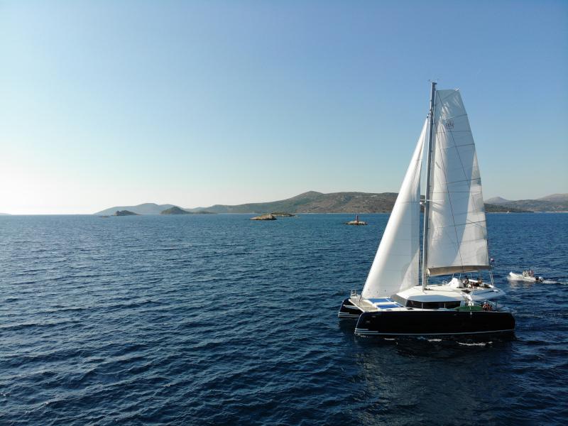 Book yachts online - catamaran - Dufour 48 Catamaran - NAMI NORI - COLOUR HULL, AC+GEN., UNDERWATER LIGHTS - rent