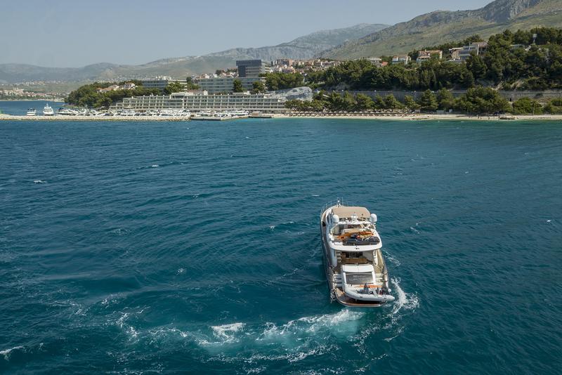 Book yachts online - motorboat - Sunseeker Manhattan 84 - SKYWATER - rent