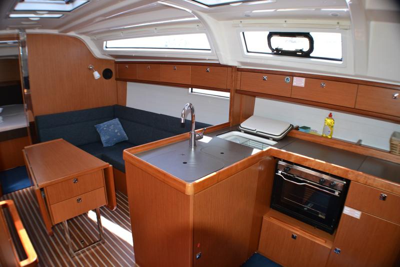 Book yachts online - sailboat - Bavaria 37 Cruiser - Hana - rent
