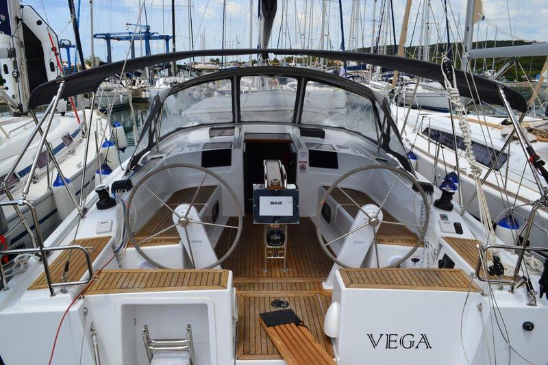 Book yachts online - sailboat - Hanse 415 - Vega - rent