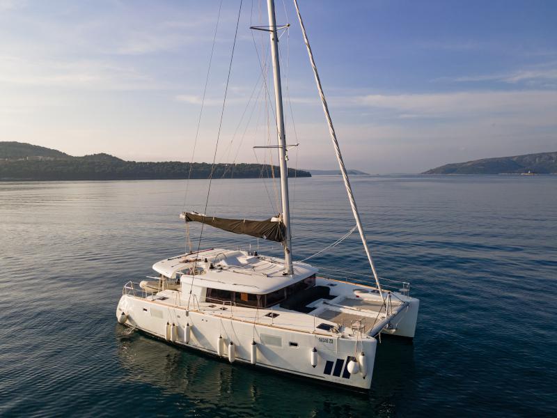 Book yachts online - catamaran - Lagoon 450 Fly - MOJA MALA (AC in salon and cabin + generator) - rent