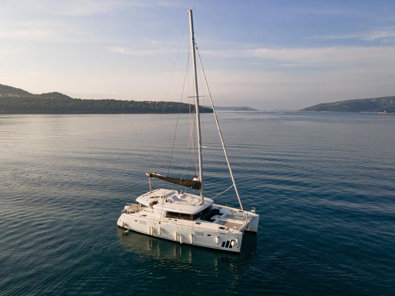 Book yachts online - catamaran - Lagoon 450 Fly - MOJA MALA (AC in salon and cabin + generator) - rent