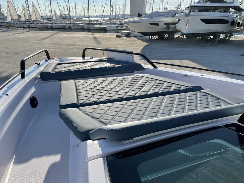 Book yachts online - motorboat - Axopar 37 XC Cross Cabin - KOSI - rent