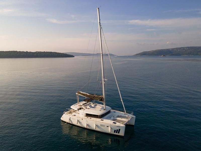 Book yachts online - catamaran - Lagoon 450 Fly - NADA I (AC in salon and cabin + generator) - rent