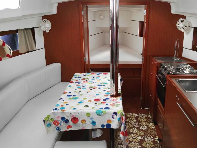 Book yachts online - sailboat - Oceanis 35 - Guapa - rent