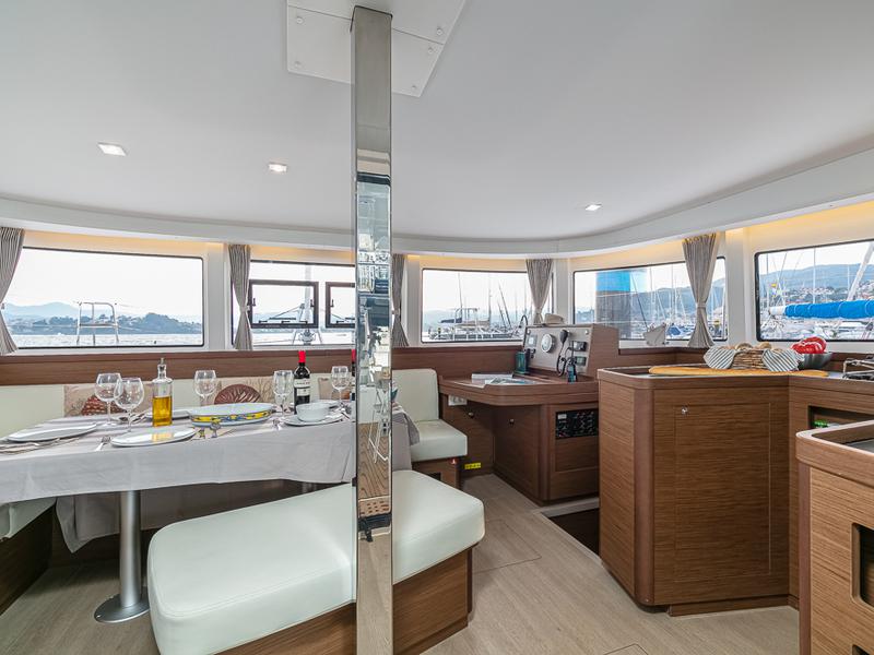 Book yachts online - catamaran - Lagoon 42 - Verne - rent