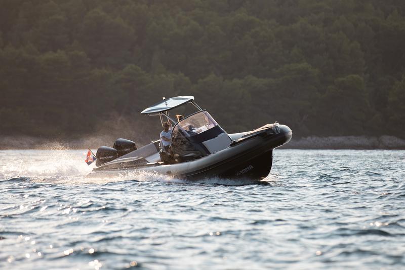 Book yachts online - motorboat - Tempest 1000 Open - CAPELLI (TEMPEST 1000 OPEN + MERCURY 2x300 ) - rent