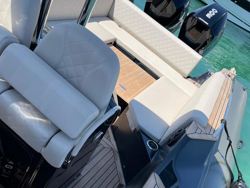 Book yachts online - motorboat - Tempest  1000 Sun - CAPELLI (TEMPEST 1000 SUN + SUZUKI 2x300) - rent
