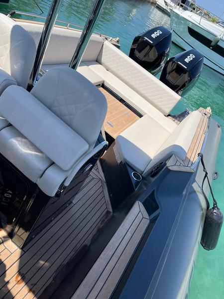 Book yachts online - motorboat - Tempest  1000 Sun - CAPELLI (TEMPEST 1000 SUN + SUZUKI 2x300) - rent