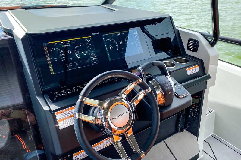 Book yachts online - motorboat - Saxdor 320 GTO - SAXDOR 320 GTO + MERCURY 300 - rent