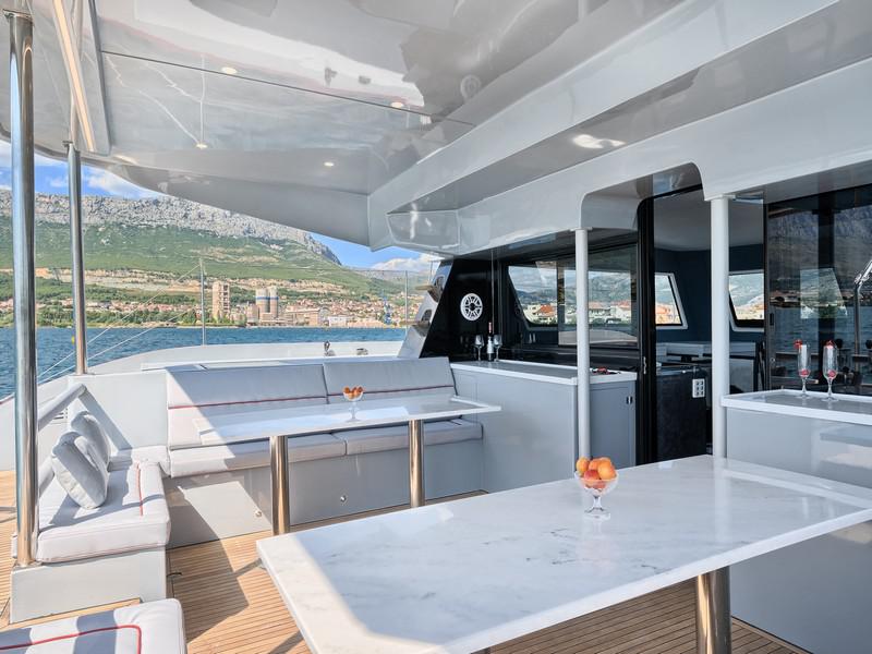Book yachts online - catamaran - Luna 49 - BLUE - rent