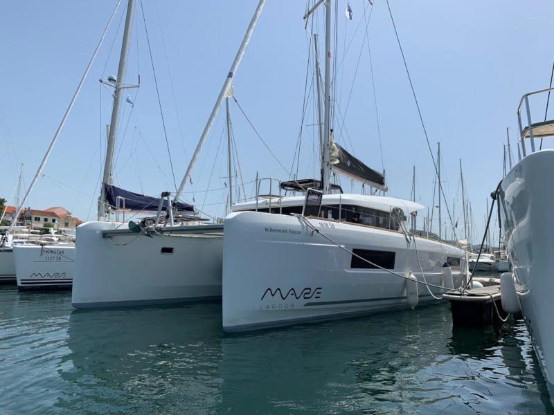 Book yachts online - catamaran - Lagoon 40 (3+2 cab.) - Millennium Falcon - rent