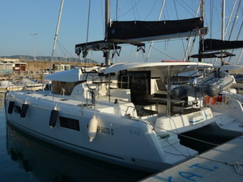 Book yachts online - catamaran - Lagoon 42 - Leucotea - rent