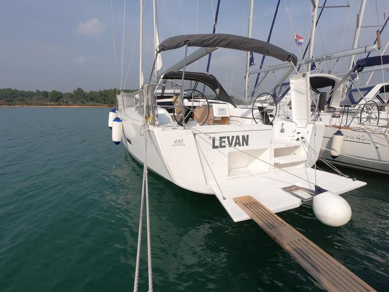 Book yachts online - sailboat - Dufour 430 Grand Large - Levan - rent
