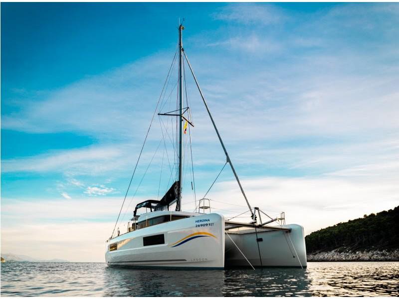 Book yachts online - catamaran - Lagoon 40 - HEROINA - rent