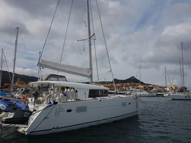 Book yachts online - catamaran - Lagoon 400 S2 - Laura - rent