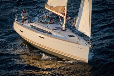Book yachts online - sailboat - Sun odyssey 379 - Capoeira (GPS in cockpit, bowthruster, solar panels) - rent