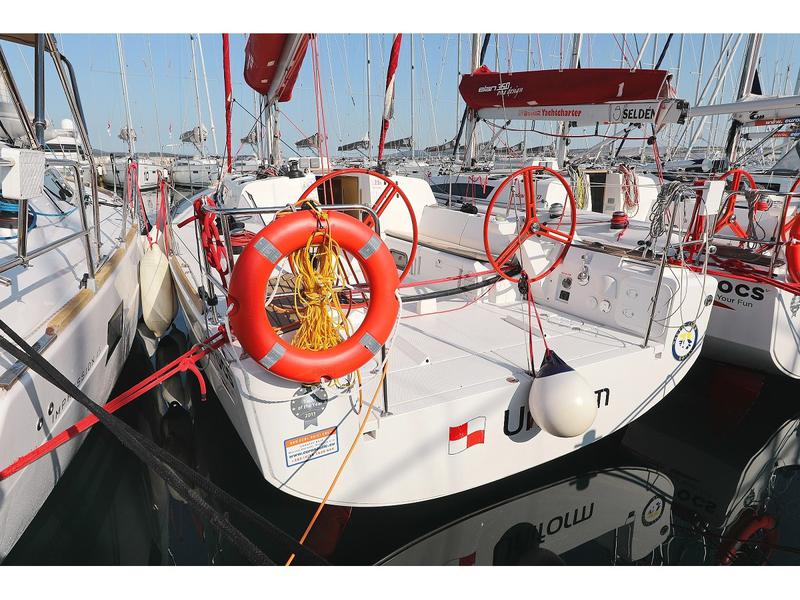 Book yachts online - sailboat - Elan 350 - Uniform - rent