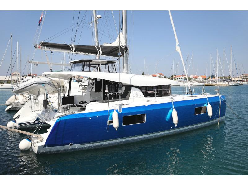 Book yachts online - catamaran - Lagoon 42 - ROYAL SALUTE - rent