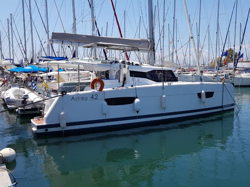 Book yachts online - catamaran - Astréa 42 - Shangri-La - rent