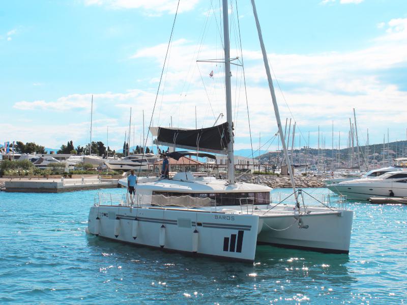 Book yachts online - catamaran - Lagoon 450 Fly - BAROS (AC in salon and cabin + generator) - rent