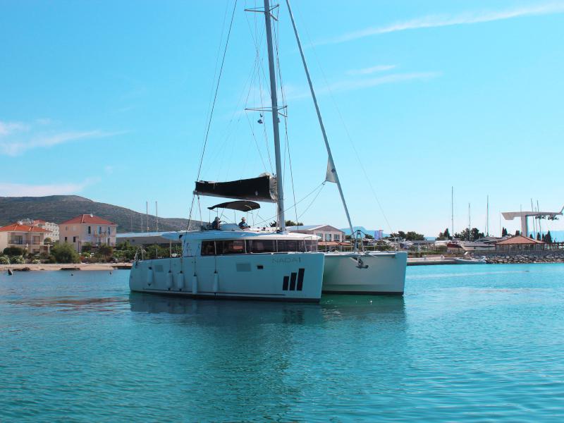 Book yachts online - catamaran - Lagoon 450 Fly - NADA I (AC in salon and cabin + generator) - rent