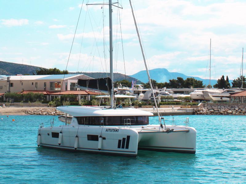 Book yachts online - catamaran - Lagoon 42 - AITUTAKI  (AC in salon + generator) - rent